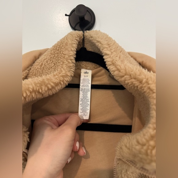 NWOT ALO FOXY SHERPA JACKET CAMEL SIZE SMALL SOLD OUT! - Picture 6 of 12